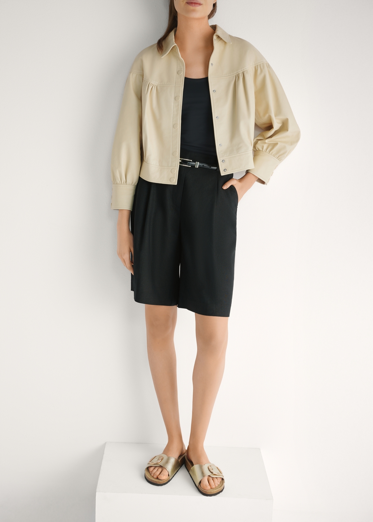 Dámske zlaté kožené šľapky BUTYD-1157-2X(W26), pohľad spredu na produkt na nohách modelky.