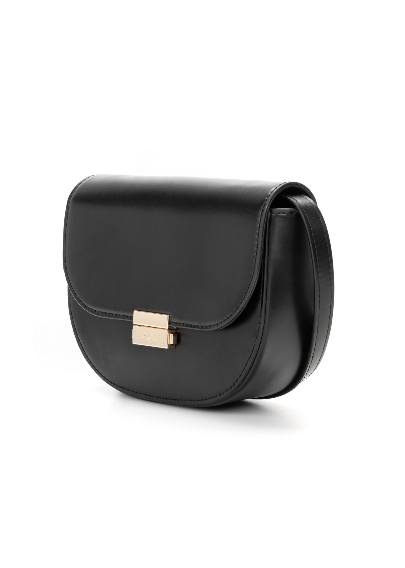 Čierna polkruhová dámska taška cez rameno TOREC-1127-99(W26), diagonálny pohľad na produkt na bielom pozadí.