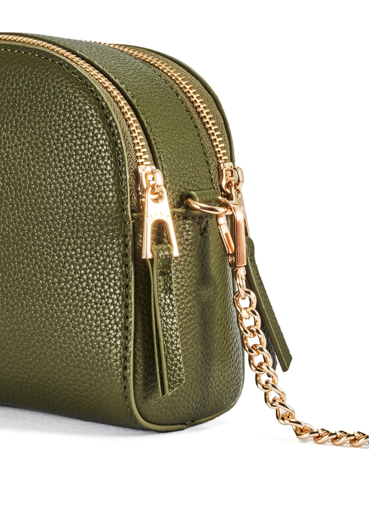 Malá dámska khaki kabelka TOREC-0036E-55(Z25), detailný pohľad na produkt na bielom pozadí, detail zipsu.