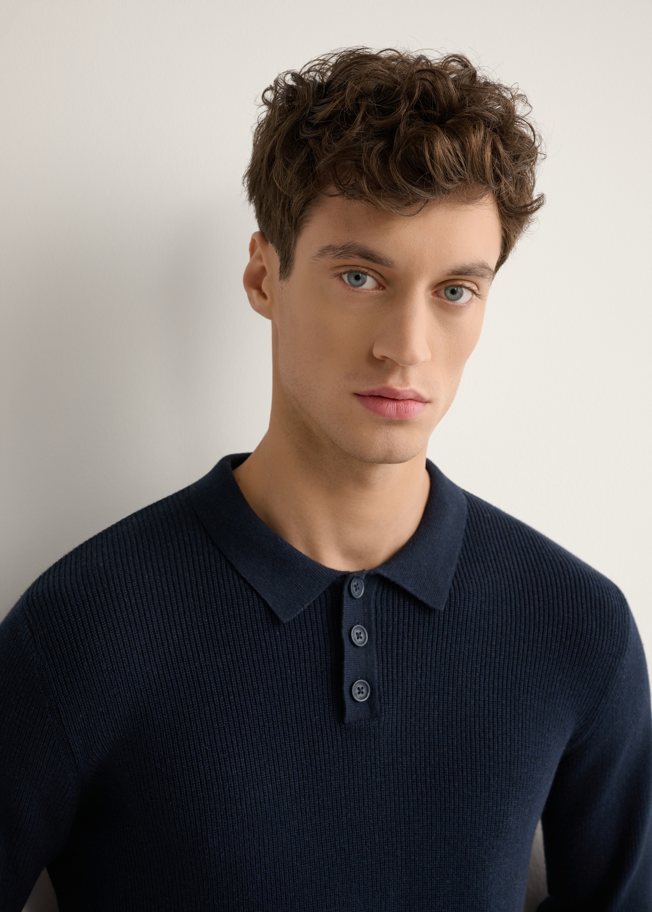 Pánsky bavlnený sveter v tmavomodrej farbe SWEMT-0188-7E(W26), detailný pohľad na produkt spredu na modelke.