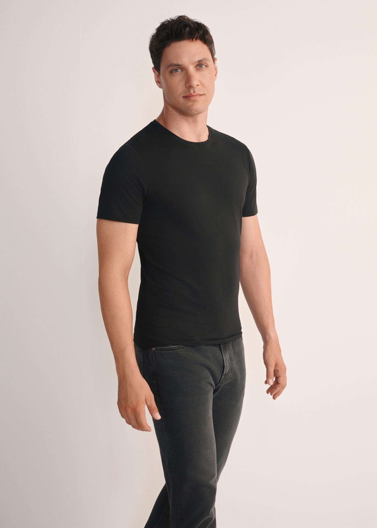 Čierne basic pánske tričko s logom TSHMT-0091-99(KS)