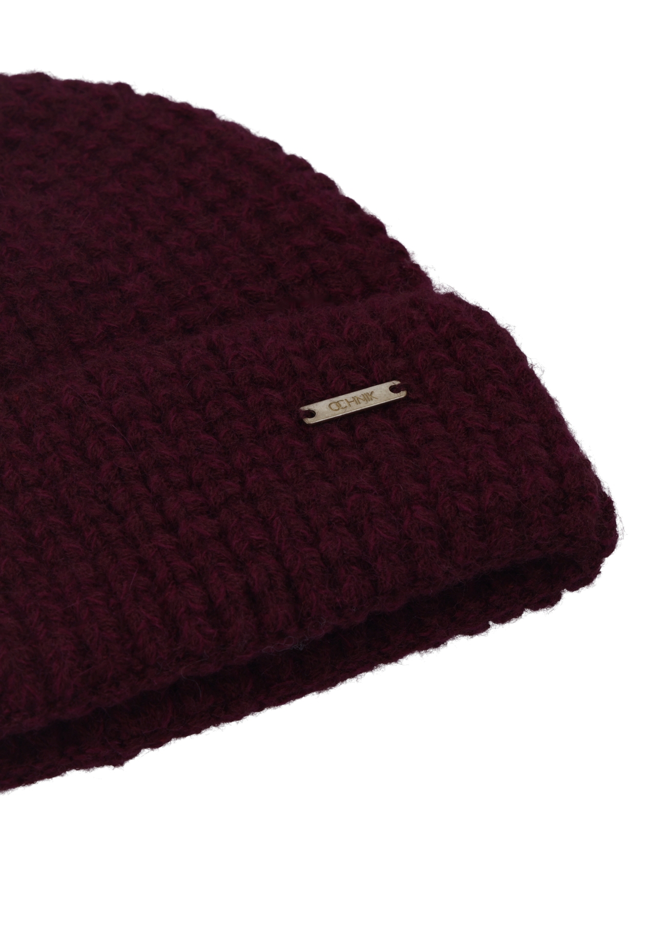Dámska vlnená čiapka v bordovej farbe CZADT-0204-4D(Z26), detail produktu na bielom pozadí.