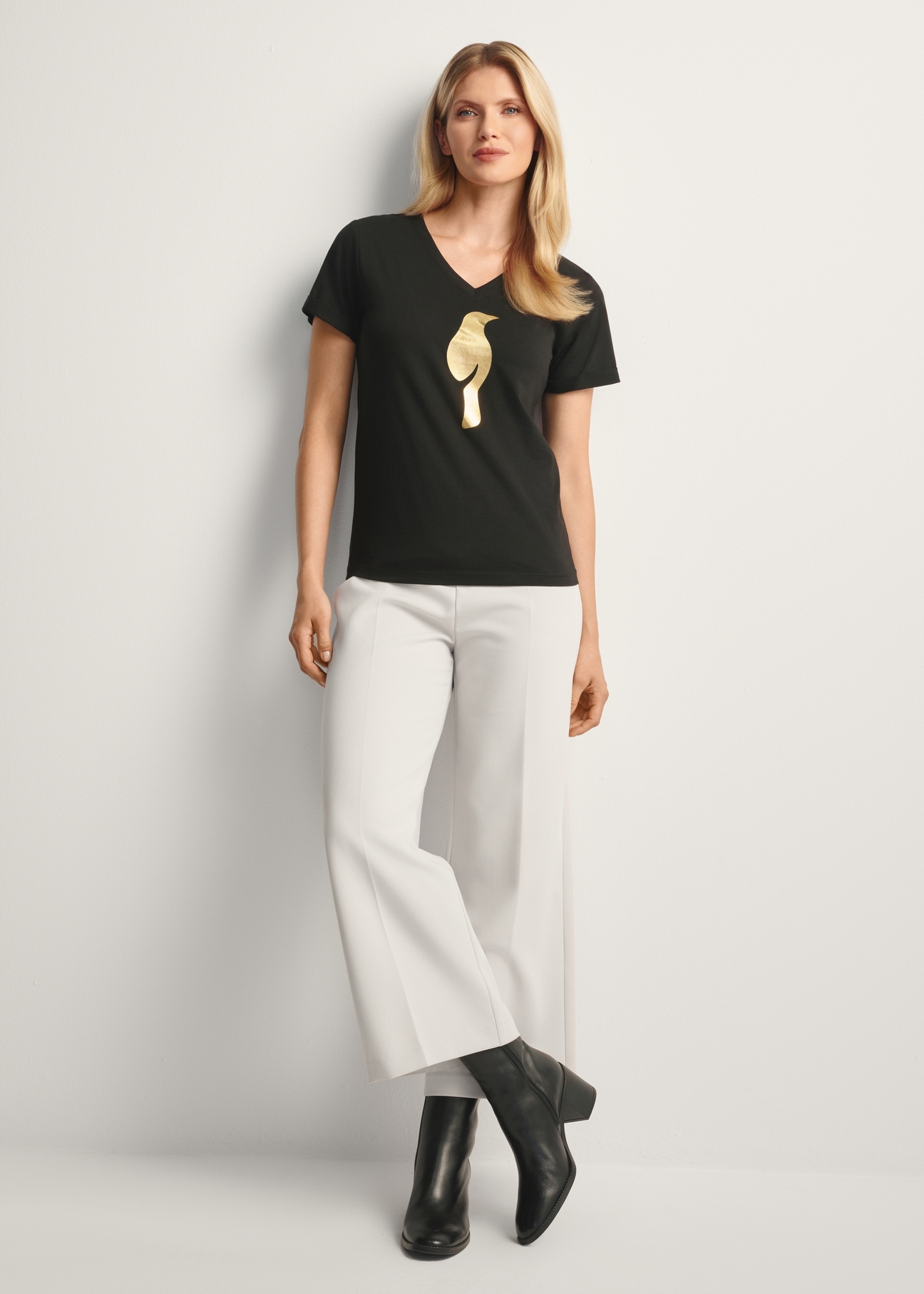 Čierne dámske tričko TSHDT-0149-99(Z25), pohľad spredu na produkt na modelke, viditeľná je celá silueta.