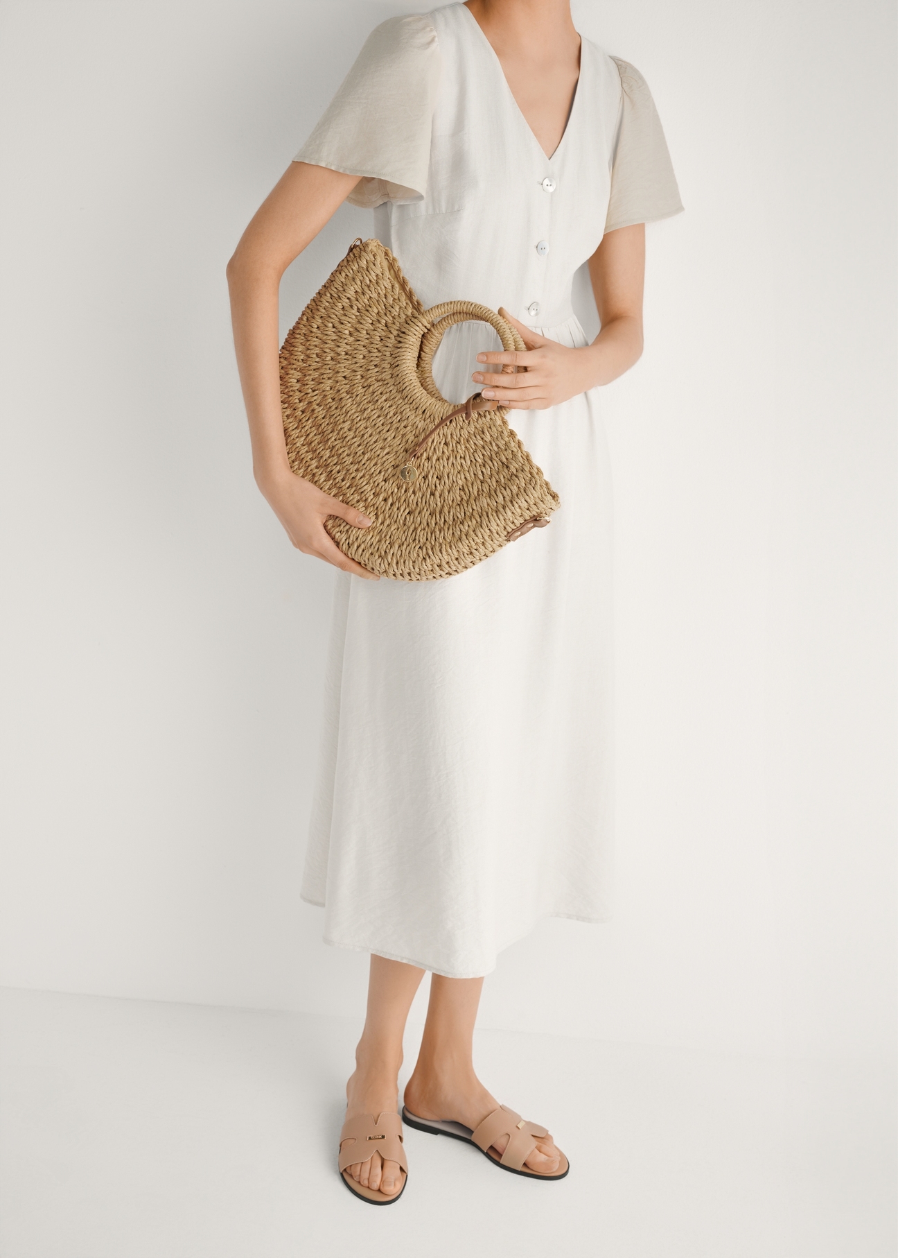 Béžové dámske žabky BUTYD-0725D-1B(W26), pohľad spredu na produkt na nohách modelky.