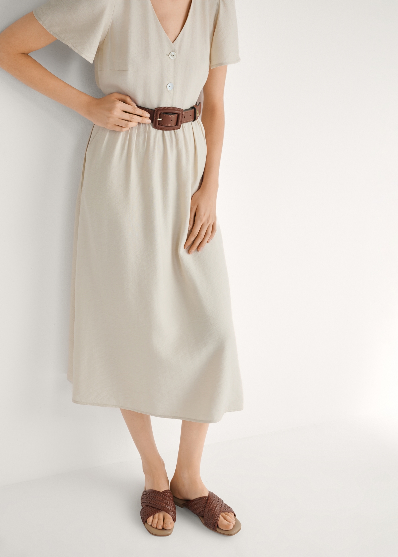 Dámske hnedé pletené žabky BUTYD-1254-1H(W26), pohľad spredu na produkt na nohách modelky.