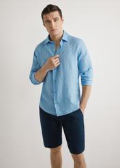 Pánska modrá ľanová košeľa KOSMT-0321A-7B(W26), pohľad spredu na modelku na svetlom pozadí. Viditeľná polovica siluety.