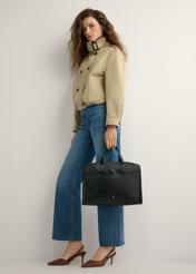 Čierna dámska kabelka z krokodílej kože TOREC-1143-9G(W26), pohľad na produkt v ruke modelky. Viditeľné celé telo.