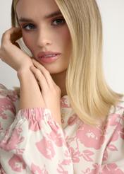 Midi šaty s ružovými kvetmi SUKDT-0270-5P(W26), detailný záber na produkt na modelke.