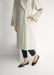 Dámske čierne kožené balerínky BUTYD-1250-99(W26), bočný pohľad na produkt na nohách modelky.