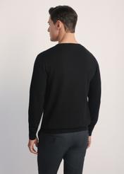 Čierny pánsky základný sveter SWEMT-0114A-99(Z24), pohľad na produkt zozadu na modeli, viditeľná polovica siluety.