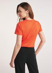Oranžové bavlnené dámske tričko TSHDT-0144-30(Z25) - pohľad na produkt zozadu na modelke na bielom pozadí. Viditeľná je polovica siluety.