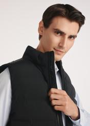 Čierna pánska vesta KAMMT-0008-99(Z25), detailný záber produktu na modeli.
