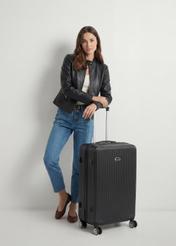 Veľký kufor na kolieskach WALAB-0053-99-29(W25), pohľad na produkt spredu vedľa modelu, viditeľná je celá silueta.