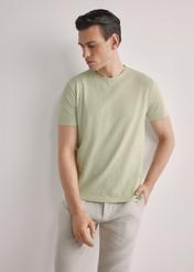 Pánske bavlnené tričko v odtieňoch šalvie TSHMT-0149-8F(W26), pohľad spredu na produkt na modelke. Viditeľná polovica siluety.