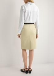 Žltá kožená sukňa SPCDS-0031-2A(W26), pohľad zozadu na produkt na modelke. Viditeľná polovica siluety.