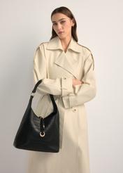 Čierna dámska kabelka s motívom krokodílej kože TOREC-1170-9G(W26), pohľad spredu na produkt na ramene modelky.