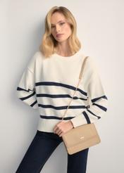 Malá béžová dámska kabelka TOREC-1015-1B(W26), pohľad spredu na produkt na modelke, viditeľná polovica siluety.