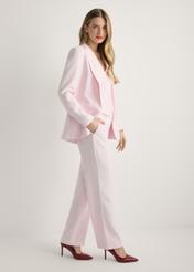 Dámske ružové sako ZAKDT-0031A-5A(W26), bočný pohľad na produkt na modelke. Viditeľné celé telo.