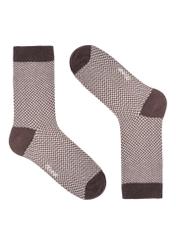 Hnedé pánske ponožky so vzorom rybej kosti SKAMT-0205-1H(Z26), pohľad na produkt spredu na bielom podklade.