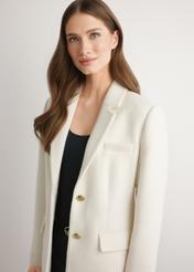 Dámsky biely vlnený kabát PLADT-0072-0B(W26) - pohľad spredu na výrobok, na modelke na svetlom pozadí. Viditeľná polovica siluety.