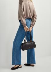 Hnedé dámske balerínky bez podpätku BUTYD-1246-1I(W26), bočný pohľad na produkt na nohách modelky, na svetlom pozadí.