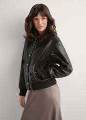 Dámska hnedá kožená bunda KURDS-0609-1I(W26), pohľad spredu na produkt na modelke. Viditeľná polovica siluety.