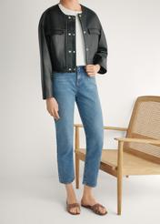 Dámske šľapky z ťavej kože s pleteným vzorom BUTYD-1222-1D(W26), pohľad spredu na produkt na nohách modelky, na svetlom pozadí.