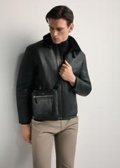 Pánska kožená taška cez rameno TORMS-0294A-99(Z25) - pohľad spredu na produkt, na modeli, na bielom pozadí. Viditeľná silueta po kolená.