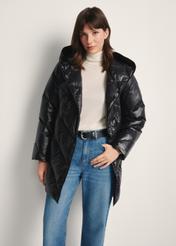 Čierna dámska prešívaná bunda KURDT-0595-99(Z25), pohľad spredu na produkt na modelke, viditeľná polovica siluety.-02
