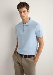 Svetlomodré bavlnené polo tričko POLMT-0045B-7A(W26), pohľad spredu na produkt na modelke. Viditeľná polovica siluety.