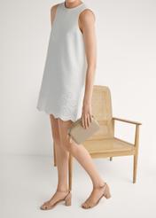 Béžové dámske kožené sandále BUTYD-1179-1B(W26), bočný pohľad na produkt na nohách modelky.