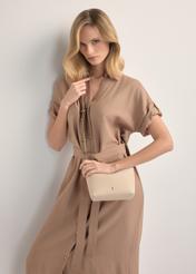 Malá krémová dámska kabelka TOREC-0882-0C(W26), pohľad na produkt na ramene modelky. Viditeľná polovica siluety.