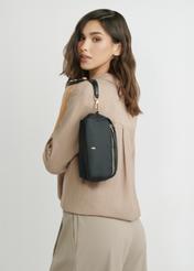 Čierna dámska kozmetická taška TOREN-0347-99(W26), pohľad na produkt na siluete modelky, na svetlom pozadí.