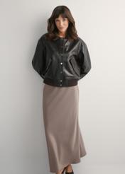 Dámska hnedá kožená bunda KURDS-0609-1I(W26), pohľad spredu na produkt na modelke. Viditeľné celé telo.