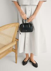 Čierne pletené dámske topánky BUTYD-1252-99(W26), pohľad spredu na produkt na nohách modelky, na svetlom pozadí.