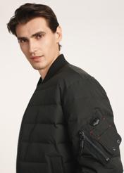 Čierna zateplená pánska bomber bunda KURMT-0362-99(Z25), produkt viditeľný z boku na modelke, detailný záber na rukávy.