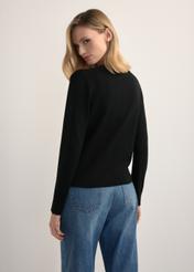 Čierny dámsky kardigan KARDT-0061-99(W26), pohľad na modelku zozadu. Viditeľná polovica siluety.