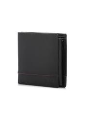 Čierna stredne veľká pánska kožená peňaženka PORMS-0697-9J(W26), diagonálny pohľad na produkt na bielom pozadí.