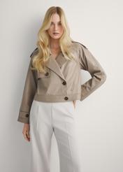 Dámska béžová kožená bunda oversize KURDS-0511A-1K(W26), pohľad spredu na modelku. Viditeľná polovica siluety.