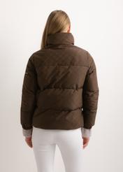 Dámska tmavohnedá monogramová bunda so stojačikom KURDT-0694-1I(Z26), pohľad na produkt zozadu na modelke. Viditeľná polovica siluety.