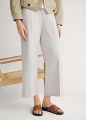 Dámske šľapky z ťavej kože BUTYD-1163-1D(W26), pohľad spredu na produkt na nohách modelky.