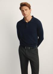 Pánsky tmavomodrý vlnený a hodvábny sveter SWEMT-0184-68(Z25), pohľad spredu na produkt na modelke, viditeľná polovica siluety.