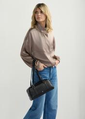 Čierna taška cez rameno TOREC-1233-9G(W26), pohľad spredu na produkt na siluete modelky.