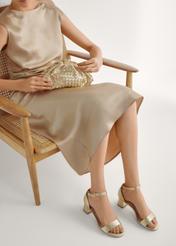 Dámske zlaté kožené sandále BUTYD-1179-2X(W26), pohľad spredu na produkt na nohách modelky.