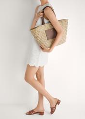 Dámske kožené šľapky s blokovým podpätkom BUTYD-1265-1F(W26), bočný pohľad na produkt na nohách modelky.