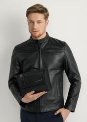 Veľká čierna pánska kozmetická taška TORMN-0405-99(W26), pohľad spredu na produkt na modelke, viditeľná polovica siluety.