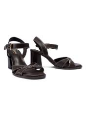 Tmavohnedé kožené sandále na blokovom podpätku BUTYD-1232-1I(W26), diagonálny pohľad na produkt na bielom pozadí.