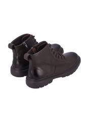 Braune Herren-Schnürstiefeletten BUTYM-0556-1I(Z26), Produktansicht von hinten vor hellem Hintergrund.