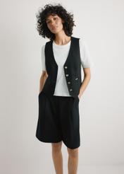 Čierna vesta z viskózy a ľanu KAMDT-0038-99(W26) - pohľad spredu na produkt, na modelke, na svetlom pozadí, viditeľná silueta po kolená.