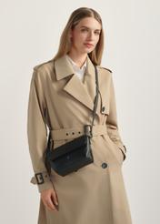 Malá čierna dámska kabelka cez rameno TOREC-0916-99(W26) - pohľad na produkt mierne diagonálny, na modelke na svetlom pozadí. Viditeľná polovica siluety.